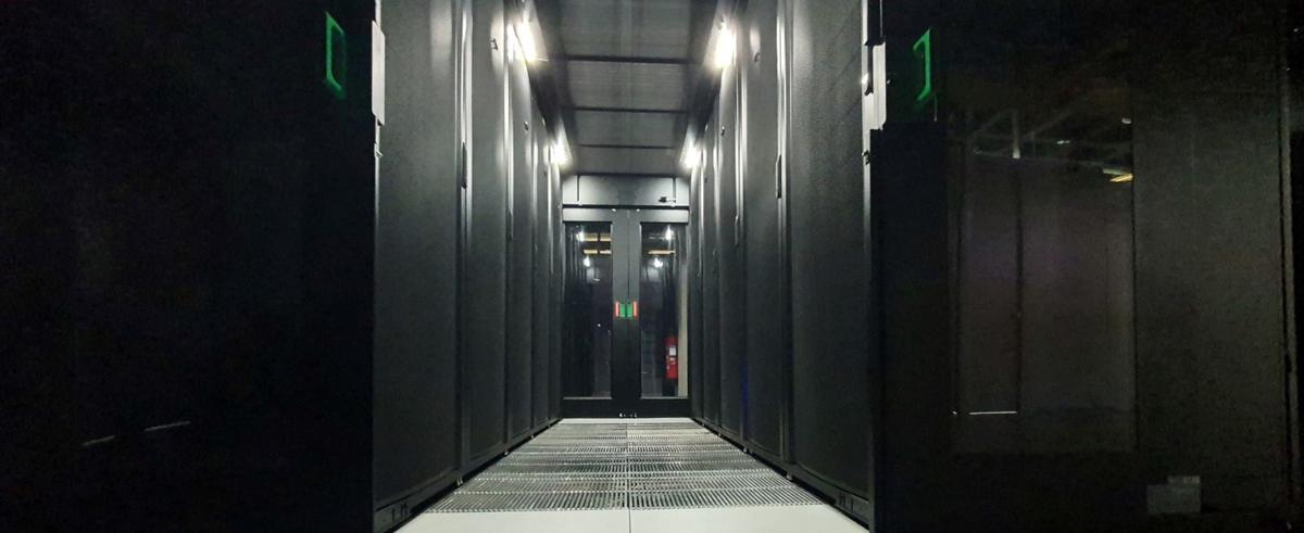 Pasillo con racks en ESpanix Datacenter