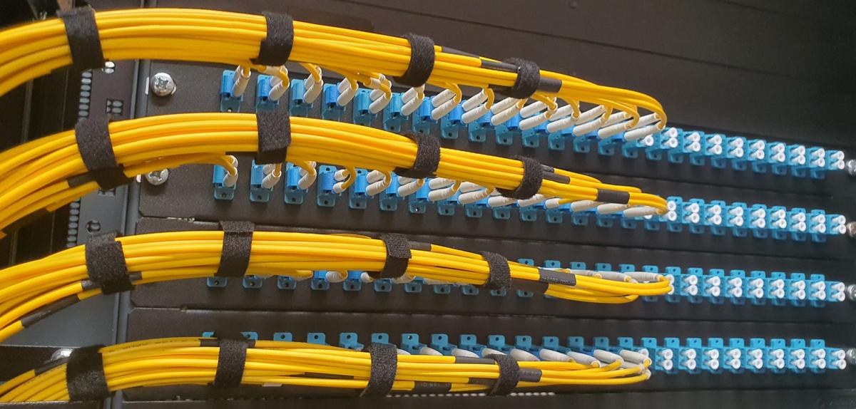 Cables y conectores de fibra óptica